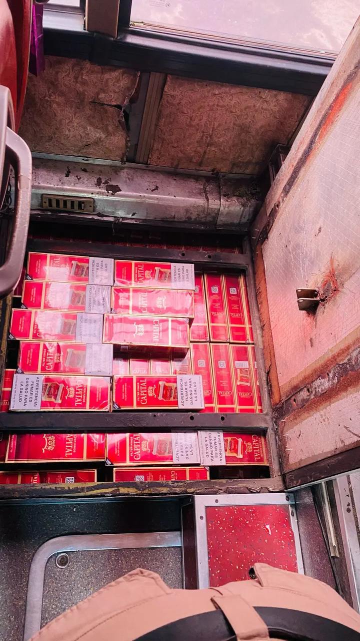 Cesfront incauta cigarrillos y alcohol en autobús de transporte público en Jimaní