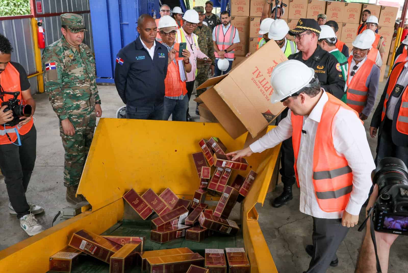 La semana pasada, la DGA destruyó aproximadamente 19 millones de cigarrillos incautados en distintos pasos fronterizos, puertos y aeropuertos.