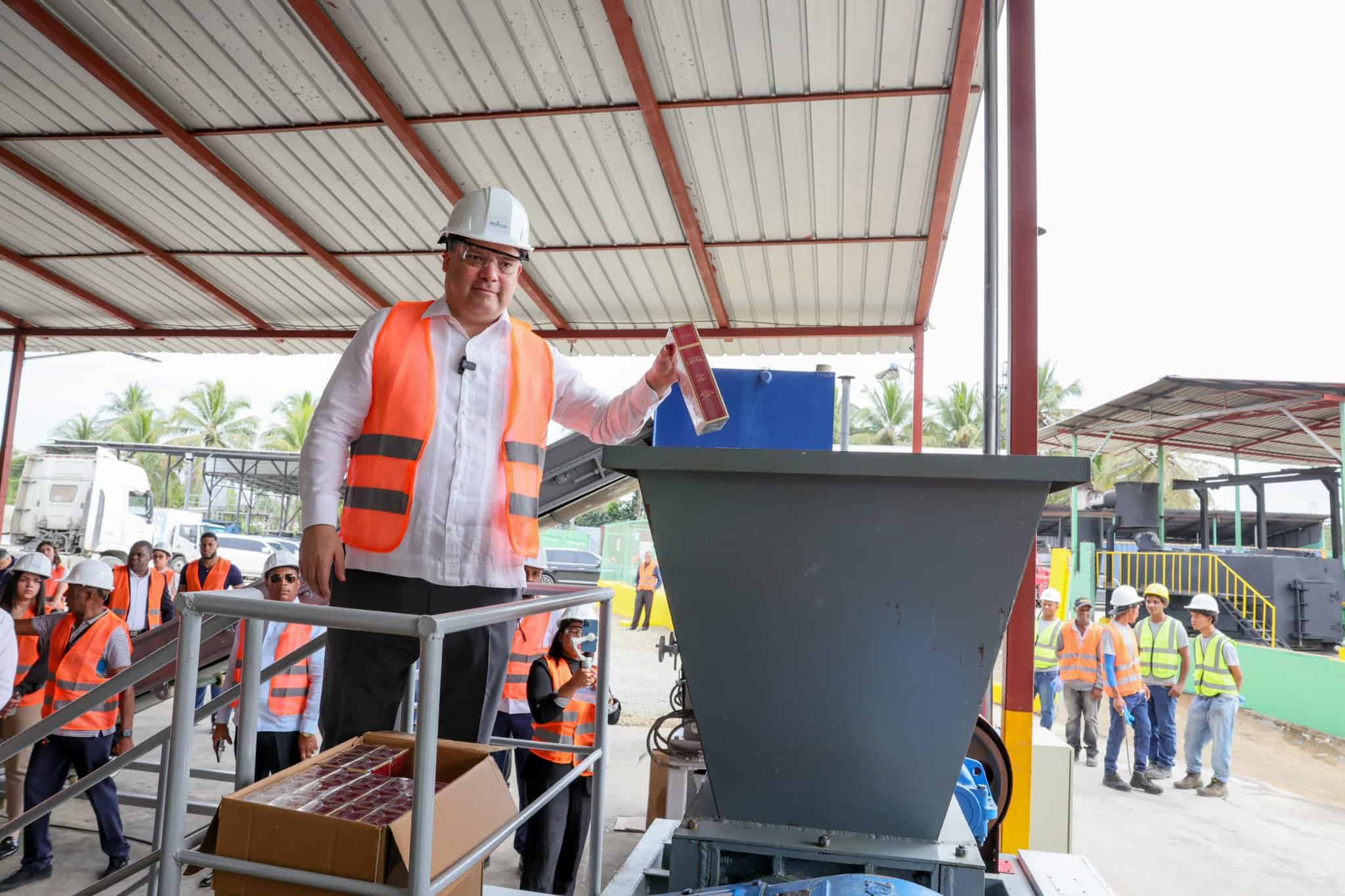  Eduardo Sanz Lovatón, director general de Aduanas, en la destrucción de los cigarrillos incautados.