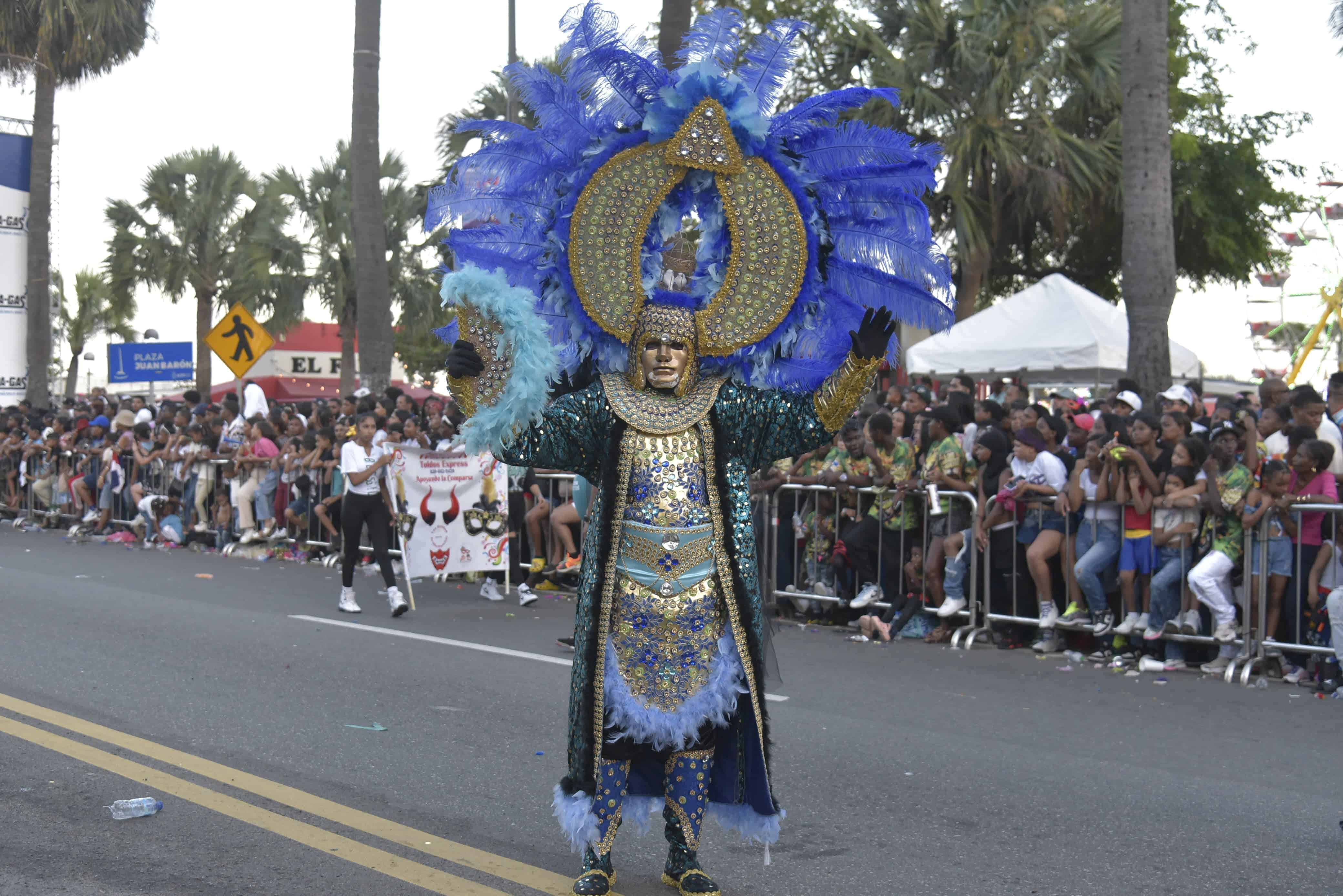 Cientos de personas rodearon el malecón de Santo Domingo para presenciar las más de 80 comparsas que desfilaron en el Carnaval del Distrito Nacional 2025.