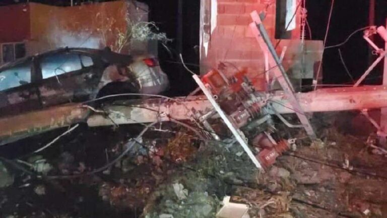 Conductor muere calcinado al incendiarse su vehículo tras chocar con un poste del tendido eléctrico