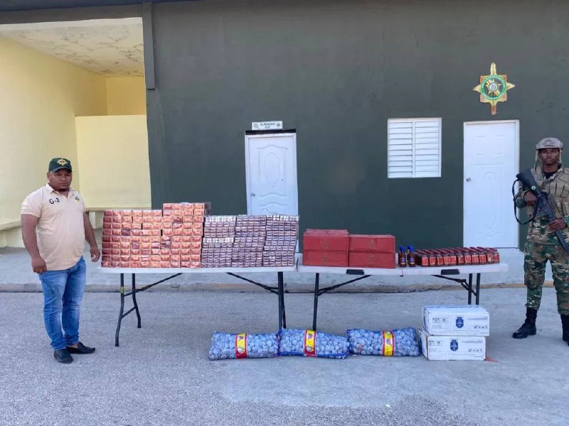 Contrabandistas tenían 79 mil cigarrillos ocultos bajo un piso falso de un camión en Santiago Rodríguez