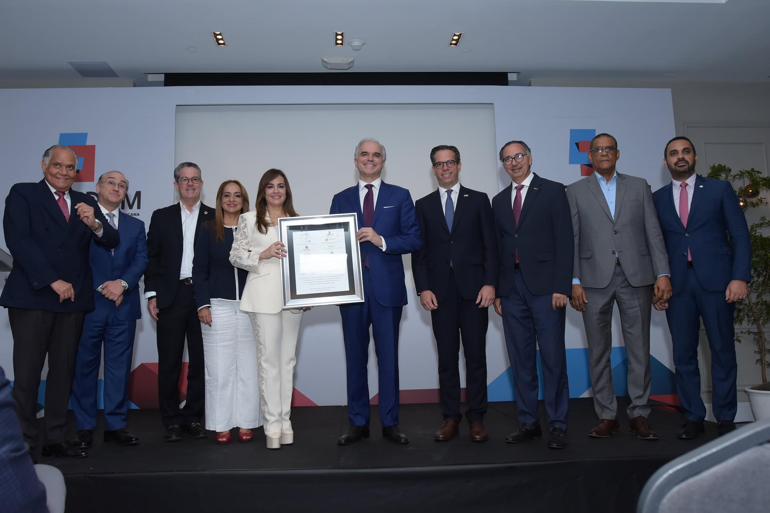 Entrega reconocimiento a Luis Miguel De Camps.