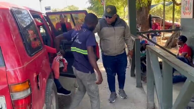 Detienen a dos dominicanos que transportaba haitianos ilegales en Valverde y Azua