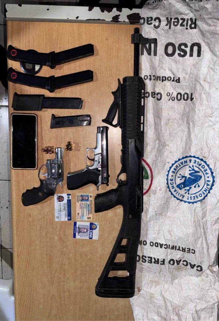 Detienen a hombre con armas ilegales y carnet falso del DNI