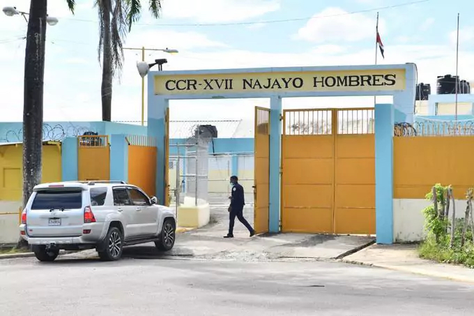 Dos reclusos escapan de Najayo; uno fallece durante la fuga.