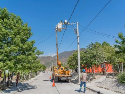 Edesur normaliza suministros de energía en Boca de Cachón