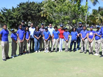 Estudiantes de escuela pública hacen historia al jugar golf