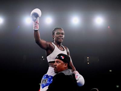 Expolicía Tiara Brown gana título pluma femenino CMB