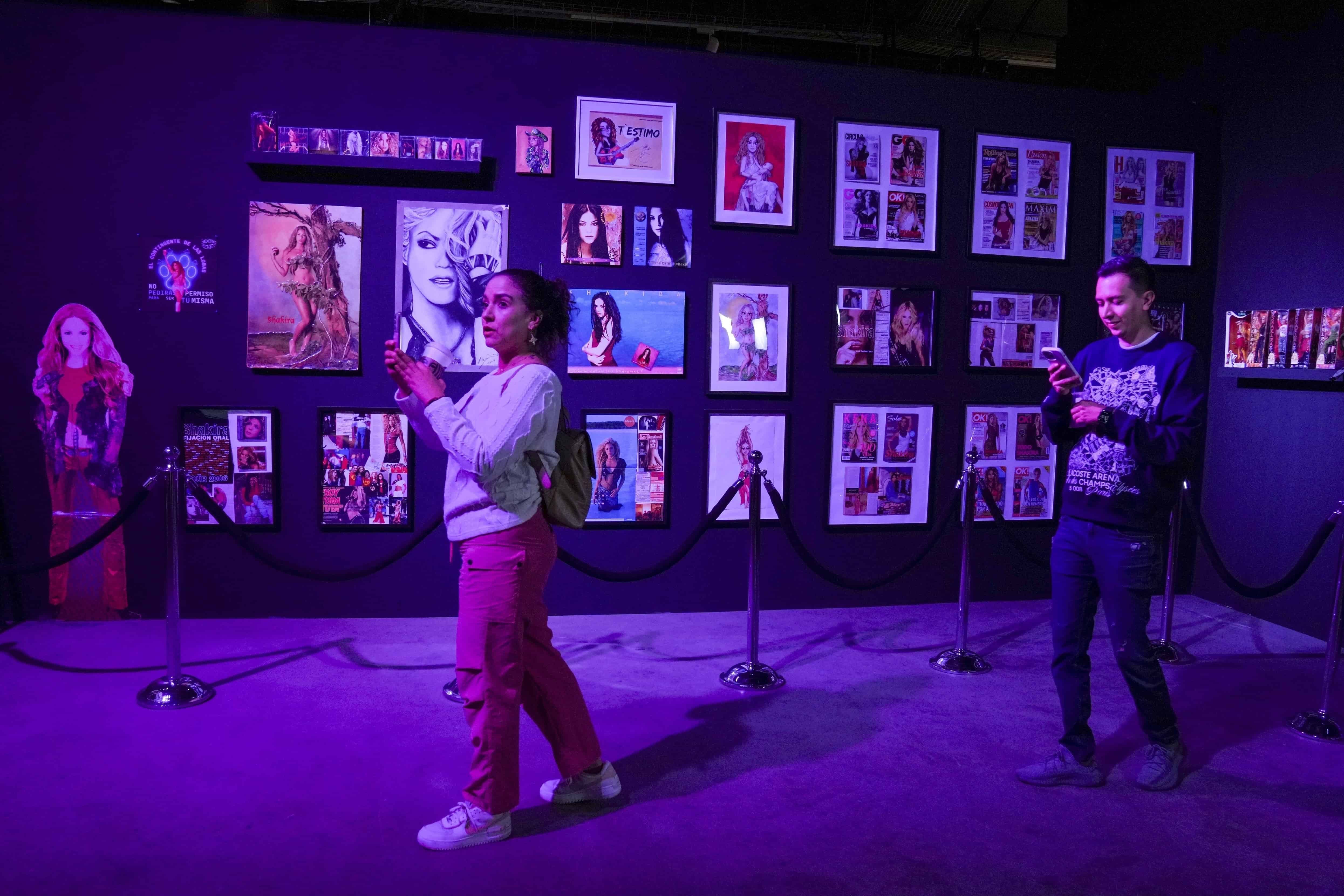 Personas se toman fotografías y videos en una galería emergente con una exposición sobre la cantante colombiana Shakira en la colonia Roma Norte de la Ciudad de México, el jueves 20 de marzo de 2025.