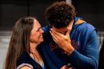 Cam Smith recibe llamado a Grandes Ligas con su madre en el clubhouse de Houston