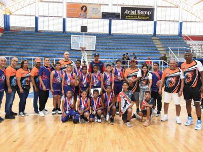 Fundación realiza un amistoso de baloncesto en SFM