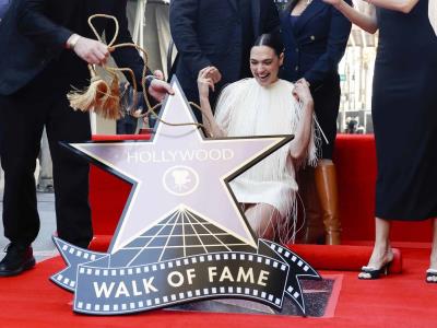 Gal Gadot recibe acompañada de sus hijos una estrella en Hollywood