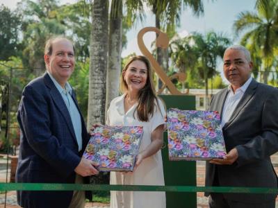 Inauguran exhibición fotográfica “Pétalos y Colores”