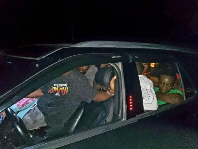 Interceptan dos jeepetas con 31 haitianos indocumentados en San Juan