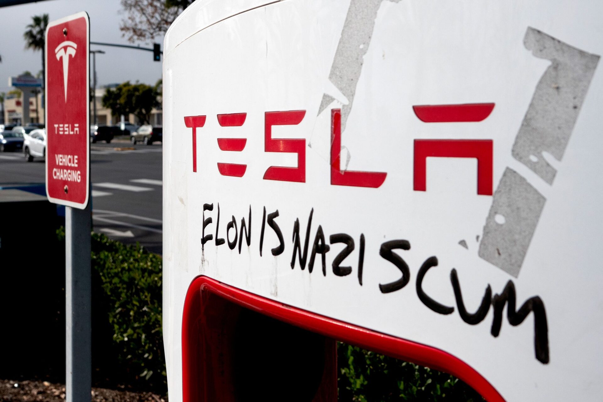 Investigar los ataques contra Tesla como 