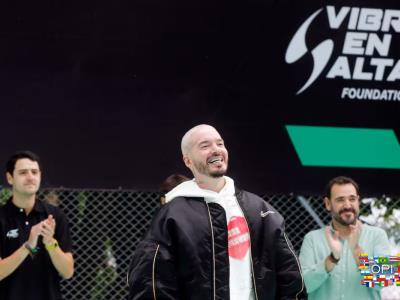 J Balvin inaugura cancha de fútbol en Medellín