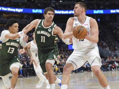 Jokic regresa con triple-doble y Nuggets vencen 127-117 a los Bucks