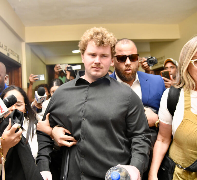 Joshua Steven Riibe acude a tribunal de Higüey en proceso de habeas corpus preventivo.