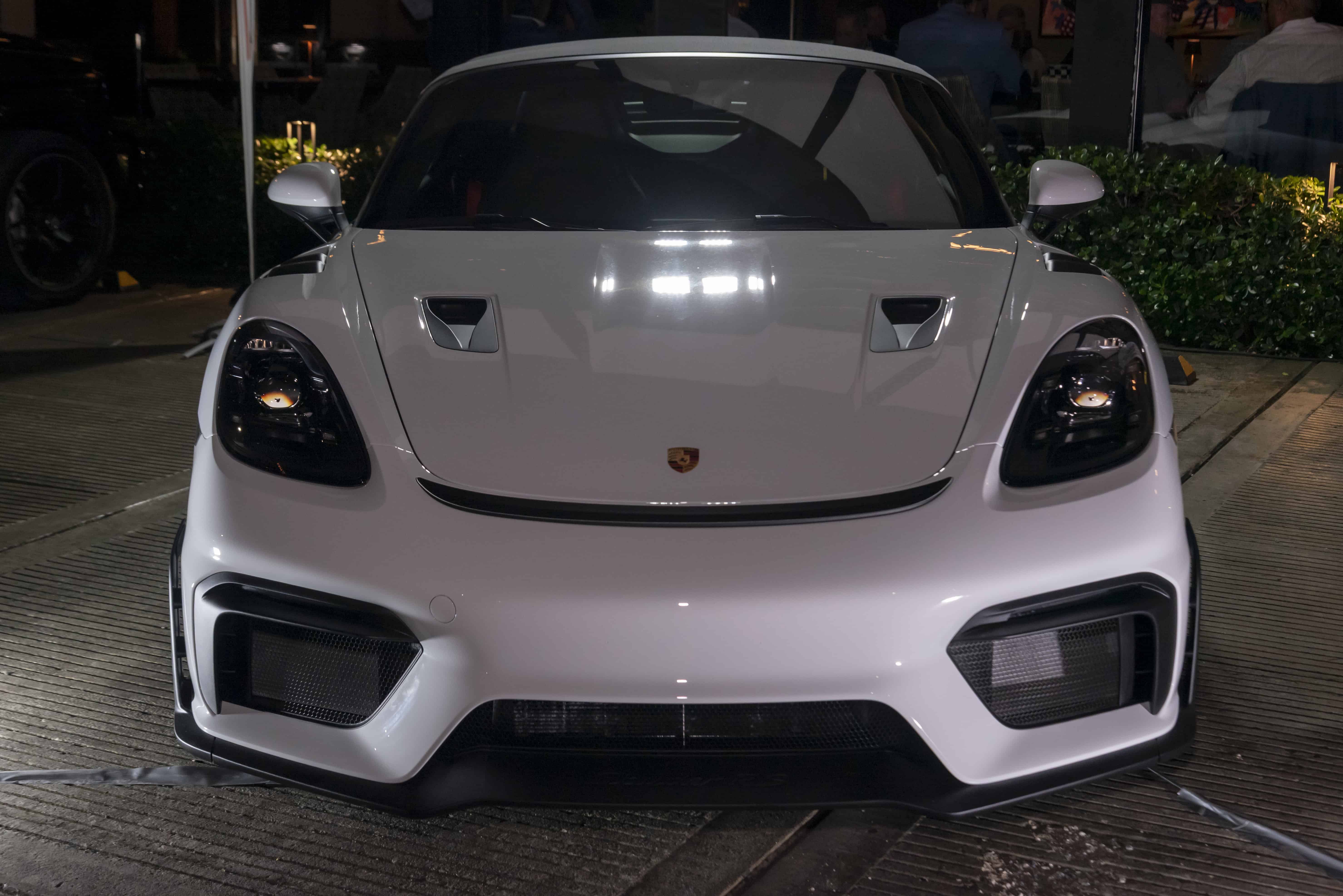 Los asistentes pudieron disfrutar de una exhibición especial de vehículos Porsche.