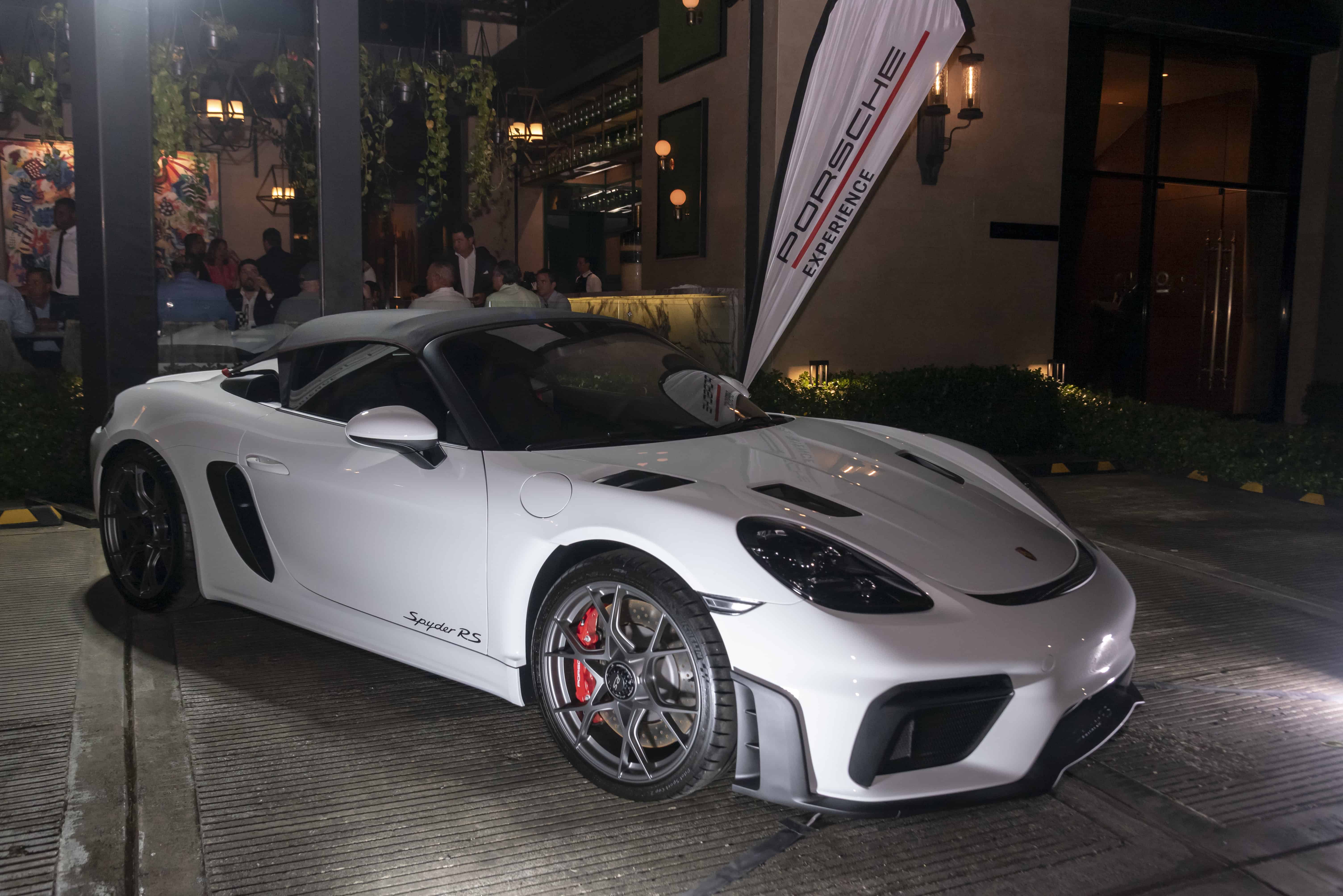 Los asistentes pudieron disfrutar de una exhibición especial de vehículos Porsche.