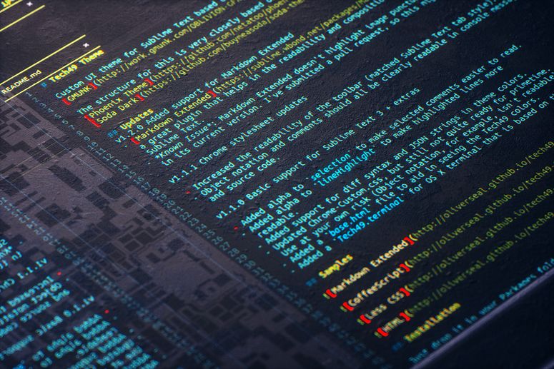 Imagen generada digitalmente de código html sobre fondo negro profundo. 