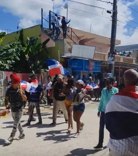 Lanzan bombas lacrimógenas y agua a manifestantes en Hoyo de Friusa
