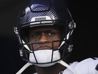 Las Vegas Raiders adquieren a Geno Smith en canje con Seahawks