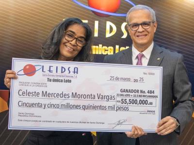 Leidsa entrega 55.5 millones a la ganadora del Loto