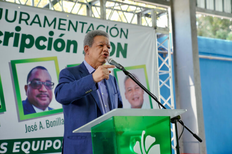 Leonel invita nuevamente a Abinader a recorrer el país juntos.