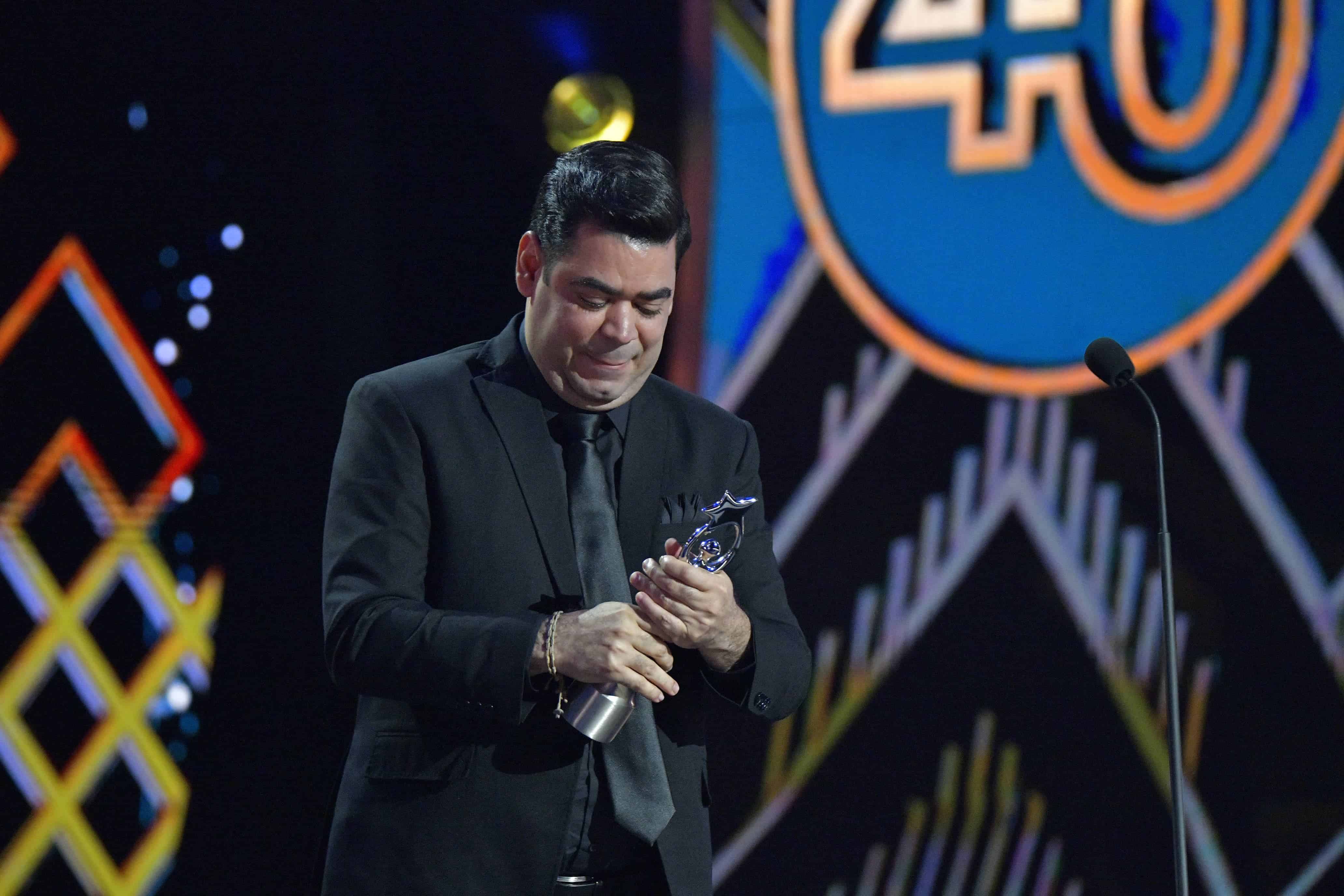 El humorista recibió el premio emocionado.