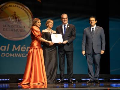 Mercedes Canalda de Beras-Goico recibe la Medalla al Mérito