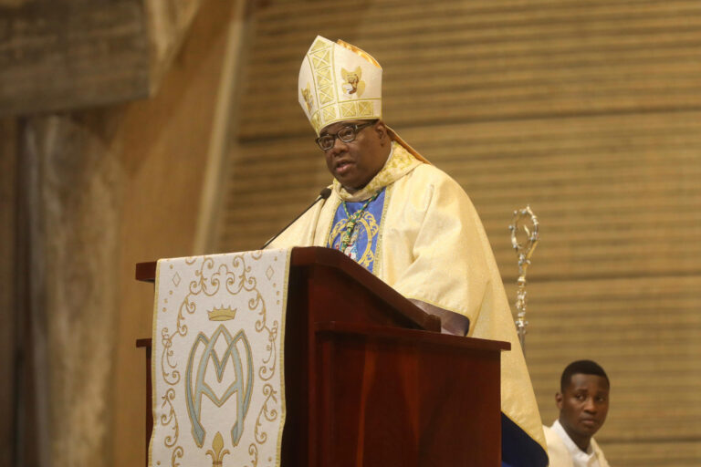 Monseñor Castro Marte advierte sobre el impacto de una tragedia en el turismo dominicano