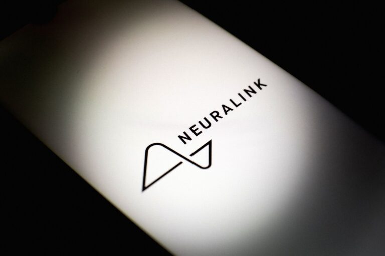 Neuralink quiere registrar la marca 'Telepathy'. ¿La empresa de Musk trabaja en la conexión telepática