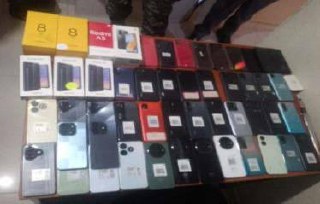 Policía apresa a cuatro haitianos por atraco a una tienda de celulares en SDE