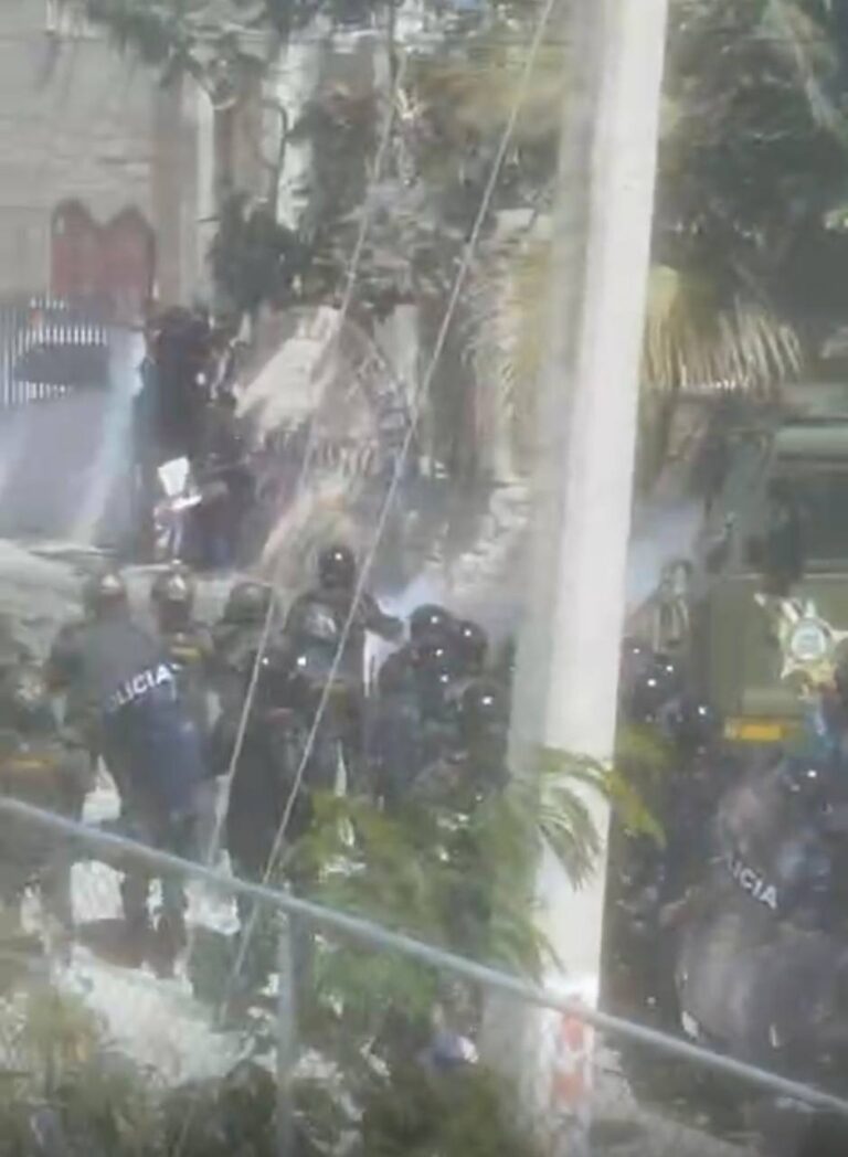 Policía dispersa a manifestantes de Friusa “a bombazos”
