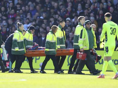 Portero del Millwall expulsado por patear a jugador en la Copa FA