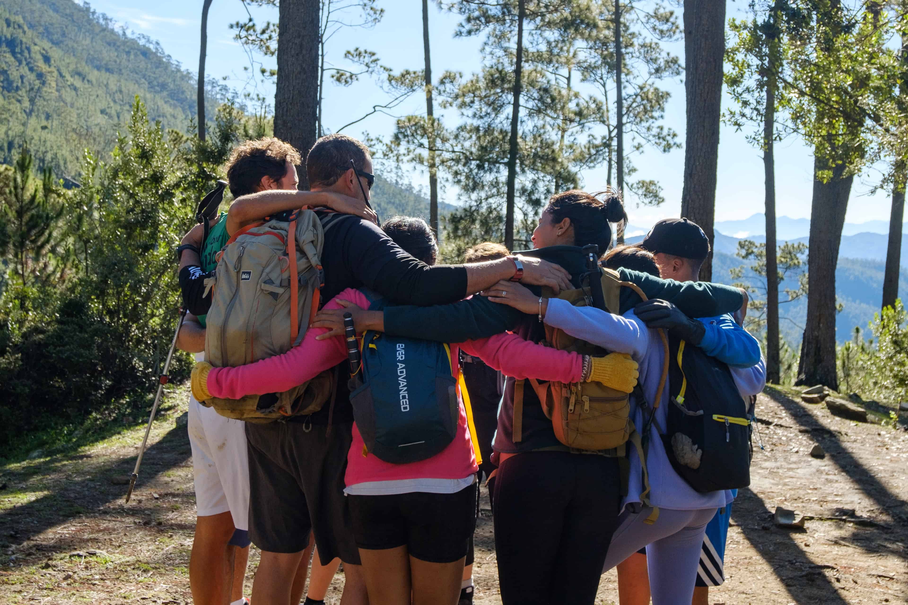 Un grupo de excursionistas de diferentes edades.