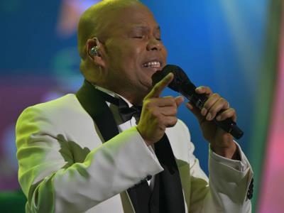 Público goza selección musical de Rubby Pérez en el Soberano 2025