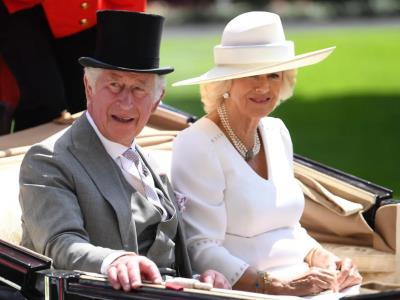 Rey Carlos III y reina Camila posponen visita al papa Francisco