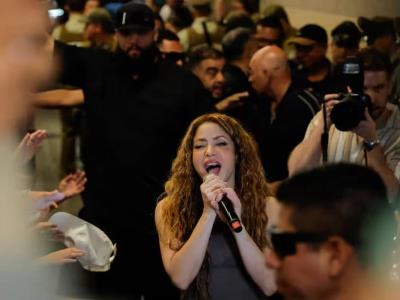 Shakira regala una canción a sus fans en Chile en la puerta del hotel