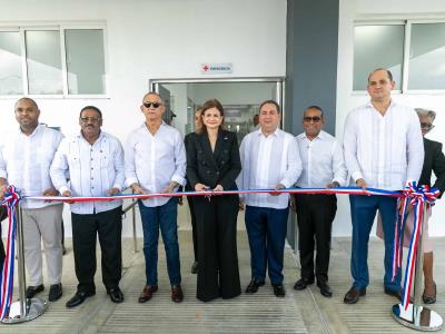 Vicepresidenta entrega renovada Emergencia del Jacinto Mañón