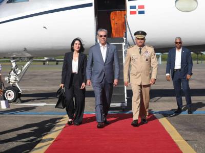 Abinader regresa al país, tras honras fúnebres del papa Francisco