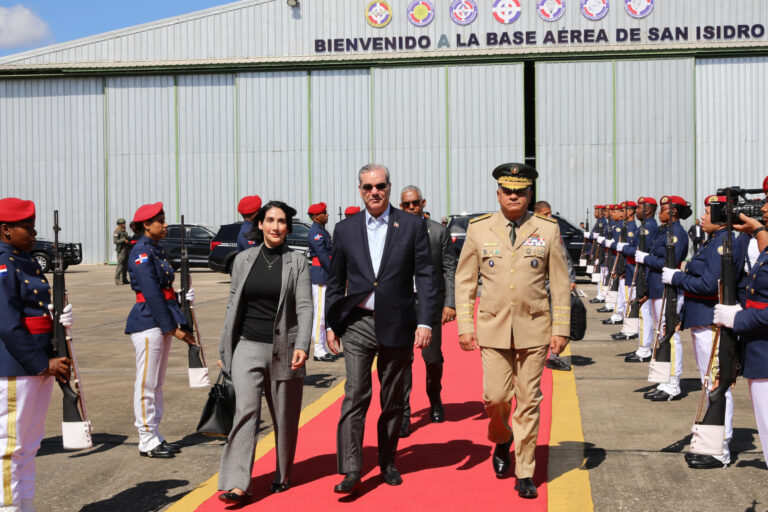 Abinader y la primera dama viajan al Vaticano para el funeral del Papa Francisco