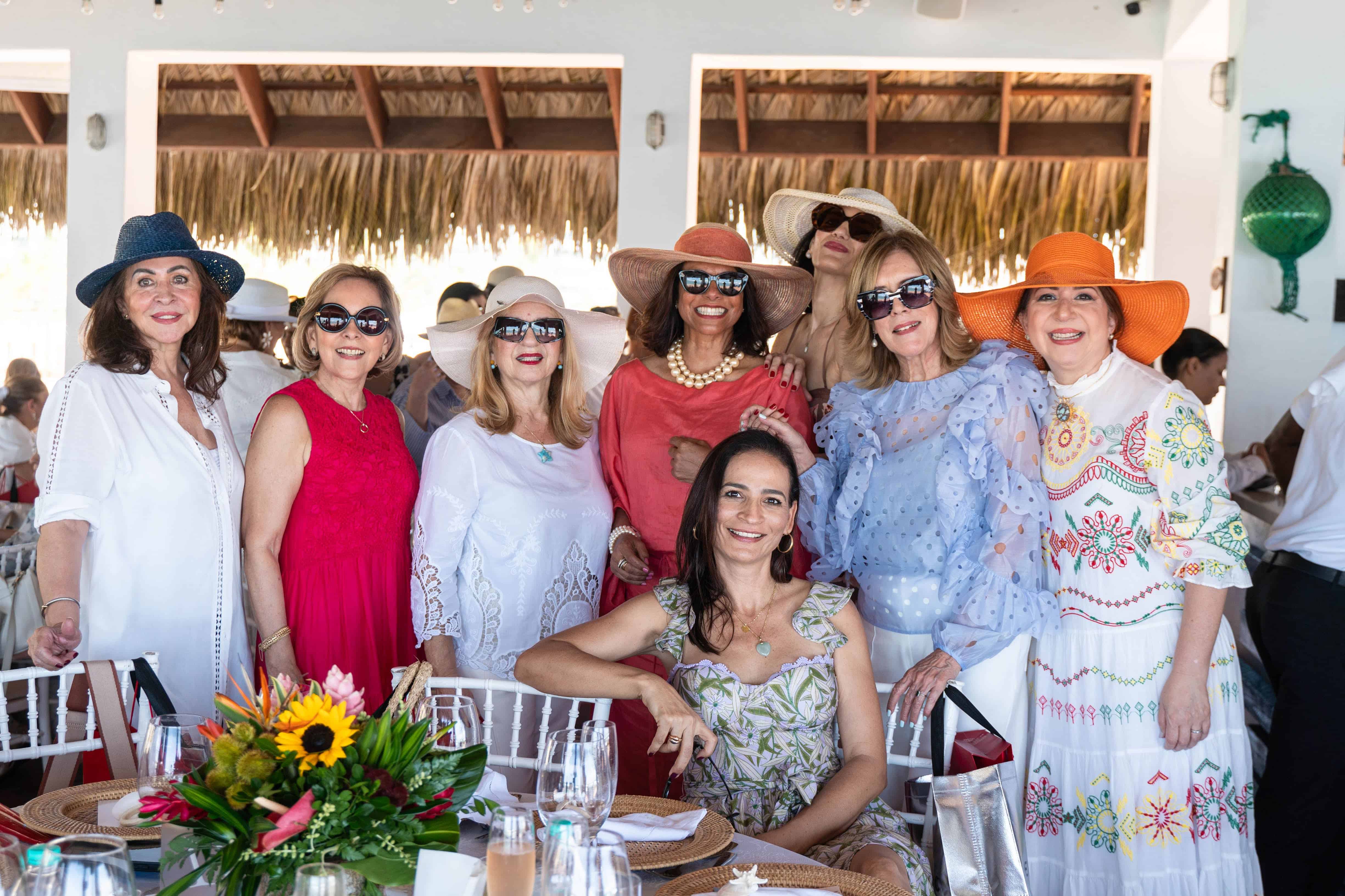 Isabel Ruiz, Armidis Galán. Marianella de Paulino, Ana Melba Rosario, Aliradel Paulino, Queti de León de Betances y Jacqueline de Esquea. Sentada:  Amelia Ortiz.