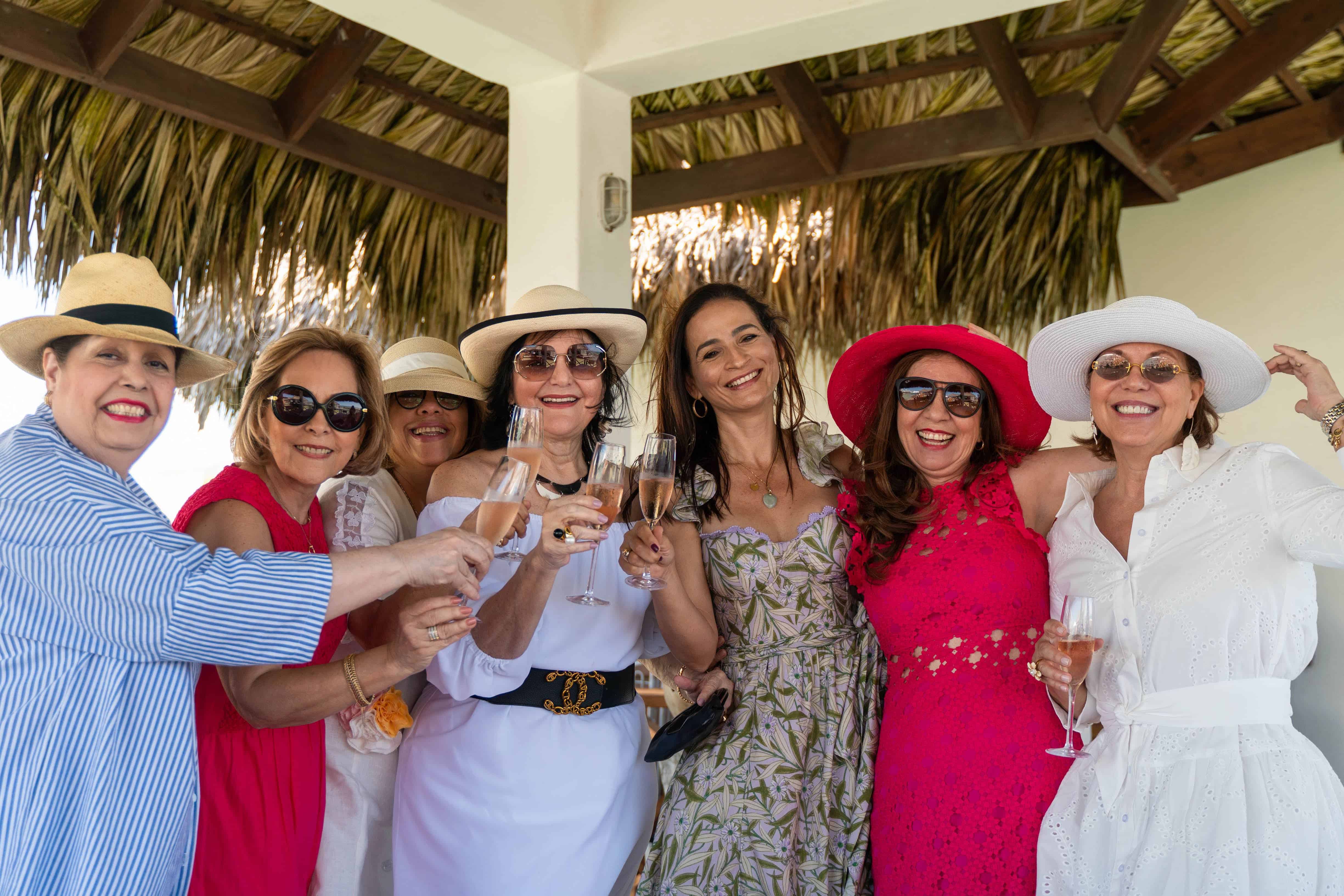 Jenny Podestá de Vásquez, Armidis Galán, Juliane Ailime, María Teresa de Rodríguez, Amelia Ortiz, Rossy Rivera y Fe María Holguin.