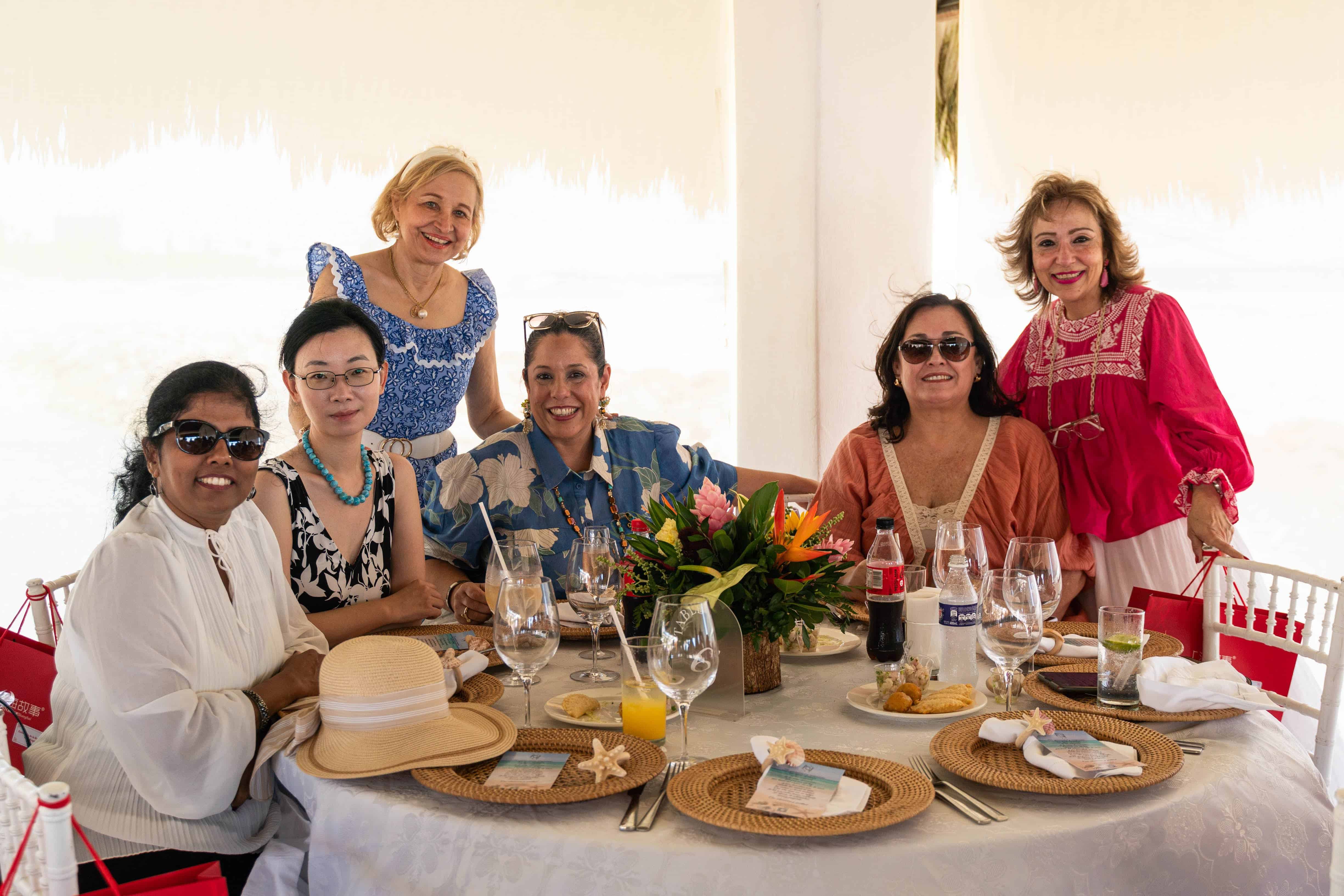 Pushpa Abbagani, Juana Wang, Matilde de Farach, Beatriz Gracia de Insfran y Rosa María Nadal.