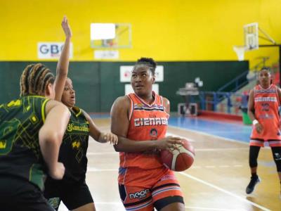 Angie Hodge decide triunfo La Ciénaga en inicio semifinal en superior
