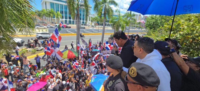 Antigua orden dominicana inicia marcha hasta el Palacio en demanda de que se defienda la dominicanidad