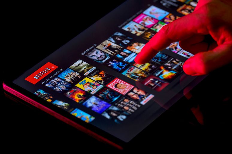 La pantalla de inicio de Netflix se muestra en una tableta digital
